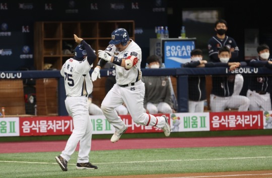 NC의 양의지가 한국시리즈 5차전에서 6회말 플렉센을 상대로 쐐기 2점 홈런을 날린 뒤 기뻐하고 있다.