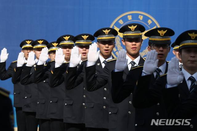 [아산=뉴시스]박영태 기자 = 신임 경위, 경감 임용자들이 지난 3월12일 충남 아산시 경찰대학에서 열린 임용식에 참석해 선서를 하고 있다. 2020.03.12. since1999@newsis.com <사진은 기사와 관련없음>