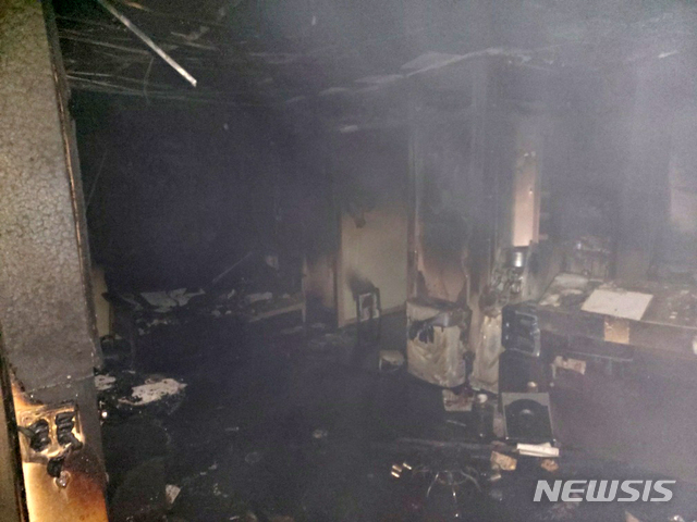 [부산=뉴시스] 23일 오전 10시 28분께 부산 중구의 한 미용업소에서 불이 났다. (사진=부산경찰청 제공)