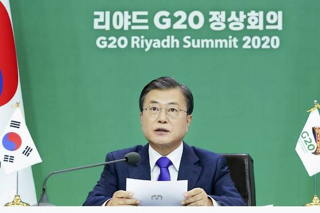 문재인 대통령이 22일 오후 청와대에서 화상회의로 열린 리야드 G20 정상회의에 참석, 의제발언을 하고 있다. (사진=연합뉴스)