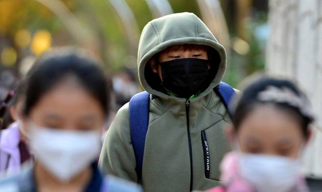 지난 3일 오전 경북 포항시 북구 환여동에서 등굣길에 나선 초등학생이 쌀쌀해진 날씨에 몸을 움츠리고 있다. 경북=뉴스1