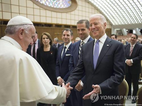 부통령 시절인 2016년 4월 바티칸을 공식 방문해 프란치스코 교황을 만난 바이든(오른쪽). [EPA=연합뉴스 자료사진]