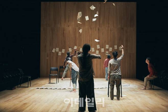 연극 ‘휴먼 푸가’의 한 장면(사진=남산예술센터).