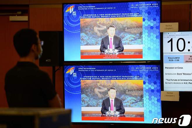 시진핑 중국 국가주석이 19일(현지시간) 말레이시아 쿠알라룸푸르에서 화상으로 열린 'APEC CEO 대화'의 기조 연설에서 “일대일로를 계속 추진하겠다”고 밝히고 있다. © AFP=뉴스1 © News1 우동명 기자