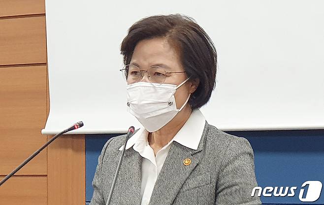 추미애 법무부 장관이 24일 오후 서울 서초동 서울고등검찰청 기자실에서 감찰 관련 브리핑을 열고 윤석열 검찰총장에 대한 징계를 청구하고 직무배제 조치 등을 발표하고 있다. 2020.11.24/뉴스1 © News1 윤수희 기자