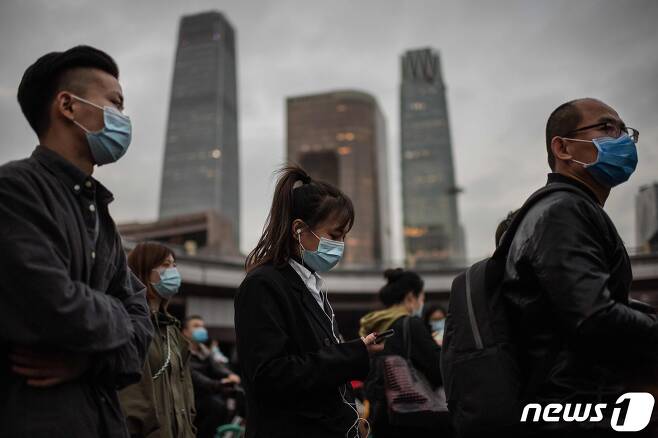 베이징 시민들이 마스크를 낀 채 출근하고 있다.© AFP=뉴스1