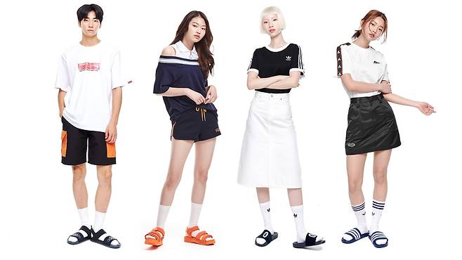 온라인 패션 플랫폼 무신사 스타일링 화보에 등장한 흰 양말들. /무신사