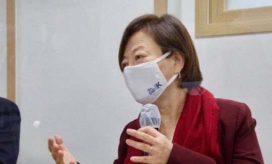 진선미(사진) 더불어민주당 미래주거추진단장이 지난 20일 서울 강동구에 위치한 한국토지주택공사(LH )매입 임대주택 서도휴빌에서 열린 LH주거복지사업 현장간담회에서 발언하고 있다. 



연합뉴스