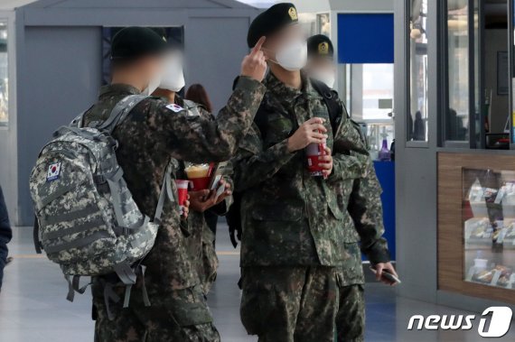 서울역 대합실에서 군 장병들이 이동하고 있다. 2020.11.23/뉴스1 © News1 이동해 기자 /사진=뉴스1