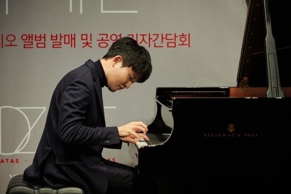 24일 첫 스튜디오 앨범 '모차르트'를 낸 피아니스트 선우예권이 서울 신사동 오드포트에서 열린 기자간담회에서 피아노 연주를 하고 있다. /사진=마스트미디어