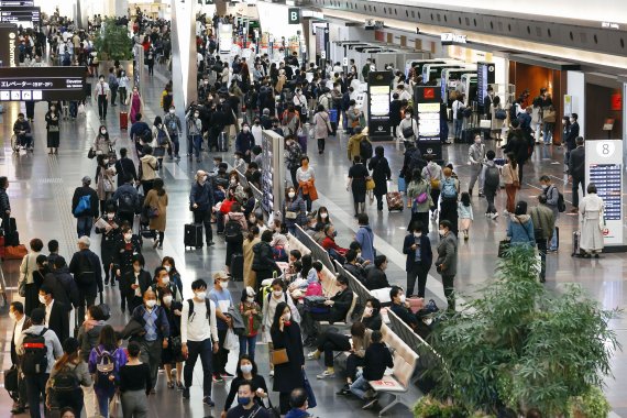 지난 21일 도쿄 하네다공항. 일본 각지로 이동하는 사람들로 공항이 붐빈다. AP뉴시스