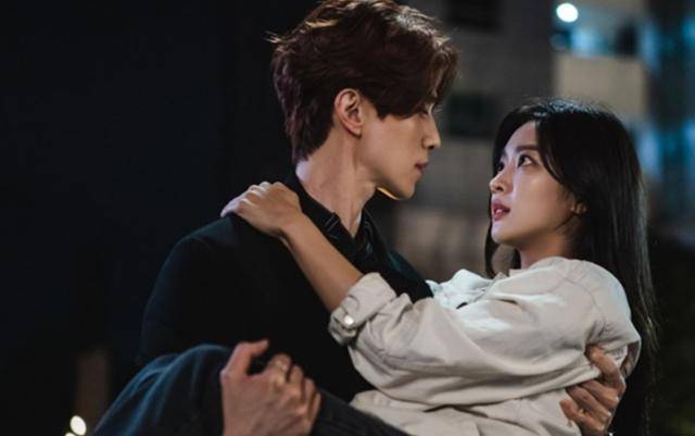 전생, 환생을 소재로 한 무수히 많은 드라마들을 보며 생각했다. 전생에 사랑했다고, 다음 생에도 사랑하리라는 보장이 있을까? 사진은 드라마 '구미호뎐'. tvN제공