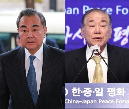 왕이(왼쪽) 중국 국무위원 겸 외교부장과 문정인 대통령 통일외교안보 특별보좌관. 연합뉴스