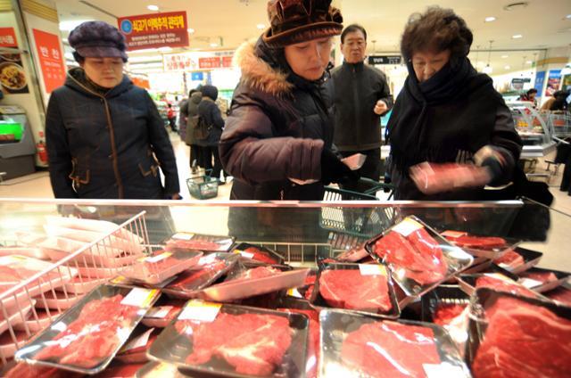롯데마트 정육 코너에서 시민들이 제품을 고르고 있다. 한국일보 자료사진
