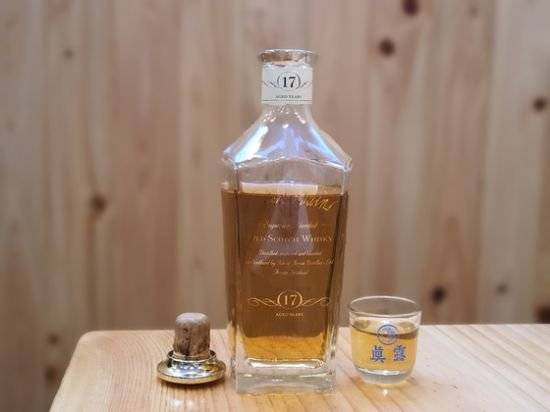 어머니 환갑을 위해 준비한 블렌디드 위스키, 로버트 번즈 17년. [사진 김대영]
