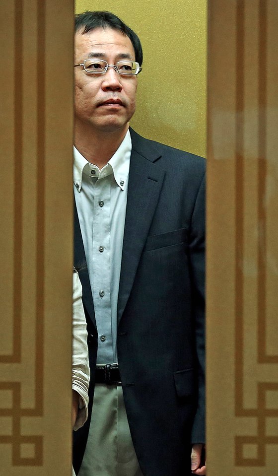 2013년 8월 일본 정부의 독도 여론조사에 항의하기 위해 초치된 후나코시 당시 주한 일본대사관 정무공사가 서울 도렴동 외교부 청사에 들어서고 있다. [중앙포토]