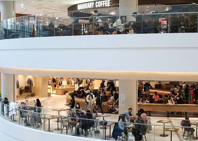 A shopping mall in Seoul is half-filled with visitors on Sunday. Level 2 social distancing returned to the capital region on Tuesday, but Seoul has implemented much stricter rules through the rest of the year to curb the virus spread. The photo is not related to the content of the story below. (Yonhap)