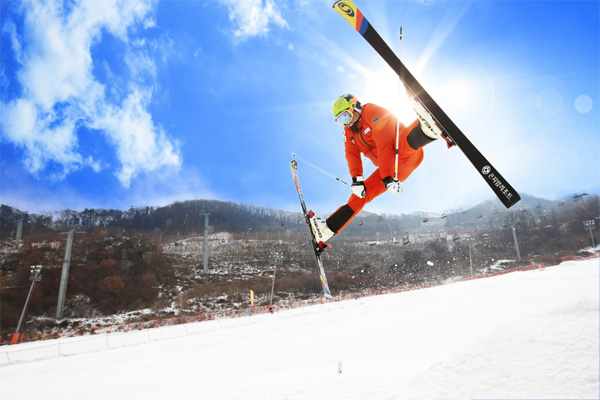 동계 레저스포츠의 꽃인 스키장들이 이르면 이번주부터 줄줄이 오픈에 들어간다. 한 데몬(시범을 주로 하는 프로 스키어)이 서울에서 가장 가까운 곤지암 스키장에서 점프 시범을 보이고 있다.  [사진 제공 = 곤지암리조트]