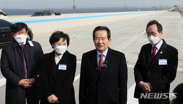 국토교통부와 새만금개발청 등은 24일 새만금 동서도로 시점부(신시교차로)에서 동서도로 개통식 및 SK 투자 협약식을 개최했다. /사진=뉴시스