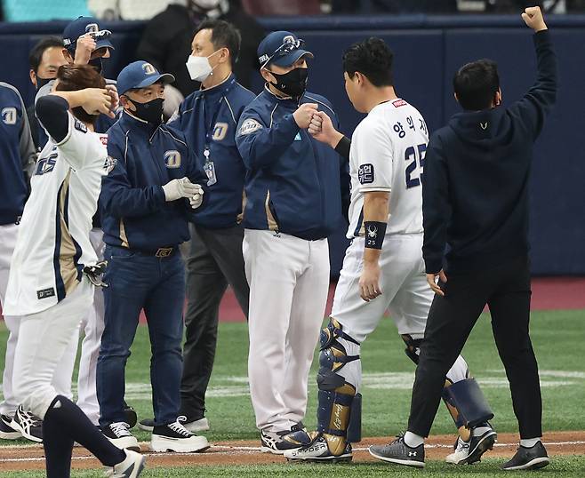 24일 고척스카이돔에서 열린 2020 프로야구 한국시리즈(KS) 6차전 두산 베어스와 NC 다이노스의 경기에서 우승을 차지한 이동욱 NC 감독이 포수 양의지와 주먹을 마주치며 기뻐하고 있다. [연합]