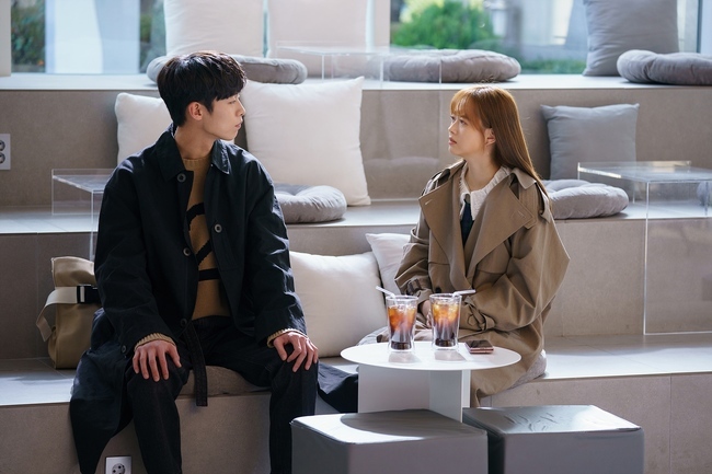 Do Do Sol Sol La Sol Go Ah-ra and Lee Jae-wook do another Slap.KBS 2TV drama Do Do Sol Sol La La Sol captured the scene of the sad The Slap by Go Ah-ra and Sun Woo-joon on November 24.Sun Woo Jun, who had to spend a hard time in a sudden farewell, and Sura, who had to say farewell and swallowed tears.With only two episodes left to the end, the appearance of the two people facing each other after the separation makes the unexpected ending of the Larajun romance more anticipated.Gurara and Sun Woojun have overcome various crises and confirmed their solid love: they turned around and seemed to have finally found their place, but they were hit by another hurdle on the last broadcast.Sun Woo Jun, who was always the first place in Gurara, suddenly broke up.However, as Sun Woo Jun, who broke up with her, was drawn to swallow tears alone, she wondered about the story that he had to say separation.In the meantime, the photos released show the images of The Slap Gura and Sun Woo Jun after the separation.Gurara can not hide his surprised expression in the unexpected appearance of Sun Woo Jun, and he shows tears.Sun Woo Jun, who turned cold, was having a hard time as much as Gura.Sun Woo-joon, who looks sadly at Gurara over the window, causes torn up and adds curiosity to the story.In the following photos, Gurara and Sun Woo Jun, who have been facing each other for a long time, are looking at the traces of the time they have been away.What is the story of Gurara and Sun Woo Jun after The Slap, and interest in the last page of the two youths second movement is rising.The production team said, Go Ah-ra and Lee Jae-wook do the Slap in a special place.What will be the hidden relationship between the two, and expect the Reversal stories that remain in the Larajun romance, not the end of it.The news is that Hwang Hye-jin