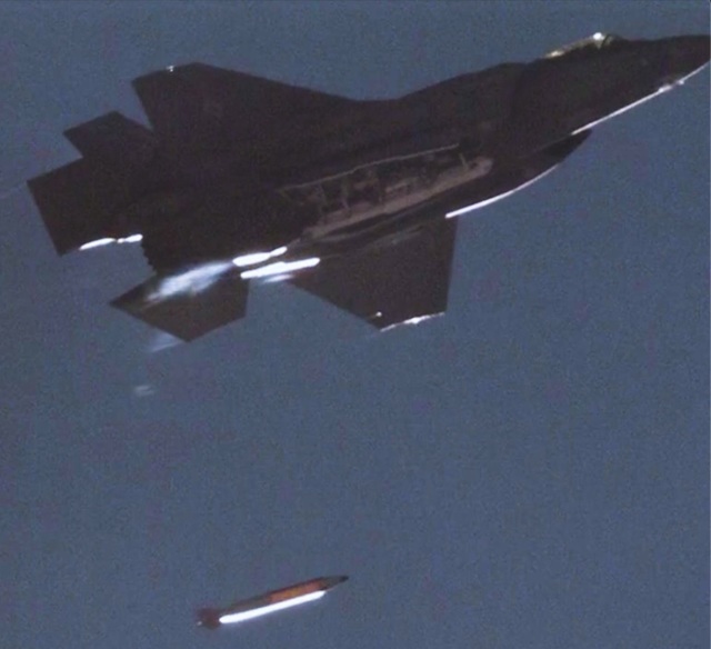 [서울=뉴시스]미국 3대 핵무기 개발기관인 샌디아국립연구소는 23일 보도자료를 내어 "스텔스전투기 F-35A 라이트닝2에 장착한 B61-12 개량형 전술 핵폭탄의 첫 적합성 시험을 성공적으로 진행했다"고 밝혔다. 이번 실험은 미국 네바다주 토노파 시험장에서 지난 8월25일 진행됐다. 사진은 샌디아국립연구소가 홈페이지에 공개한 시험 장면. 2020.11.24