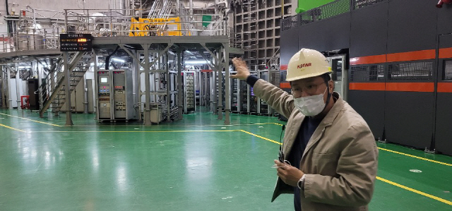 핵융합연 윤시우 KSTAR연구센터장이 대전시 유성구소재 핵융합연 특수시험동에서 가동중인 KSTAR에 대해 설명하고 있다. 사진제공=한국핵융합에너지연구원