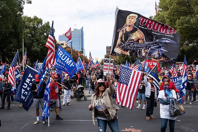 ⓒEPA11월7일 대선 결과에 반발한 트럼프 대통령 지지자들이 시위를 벌이고 있다.
