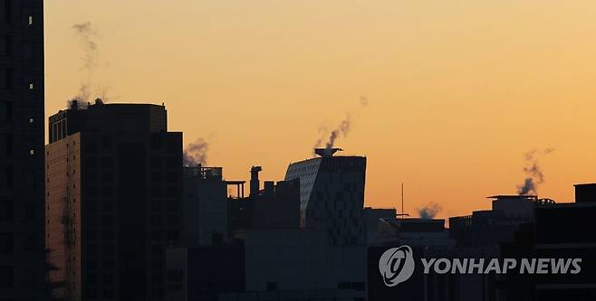 뚝 떨어진 아침 날씨로 피어오르는 난방 수증기 (서울=연합뉴스) 김인철 기자 = 아침 체감온도가 영하권으로 떨어진 23일 오전 서울 시내 빌딩에서 난방으로 인한 수증기가 나오고 있다. 2020.11.23 yatoya@yna.co.kr