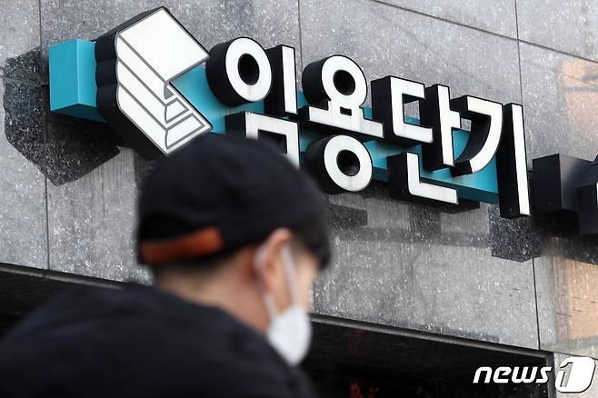 수도권지역에 신종 코로나바이러스 감염증(코로나19)이 확산하고 있는 가운데 24일 오전 서울 동작구 노량진 학원 밀집지역에 적막감이 감돌고 있다. 2020.11.24/뉴스1 © News1 황기선 기자