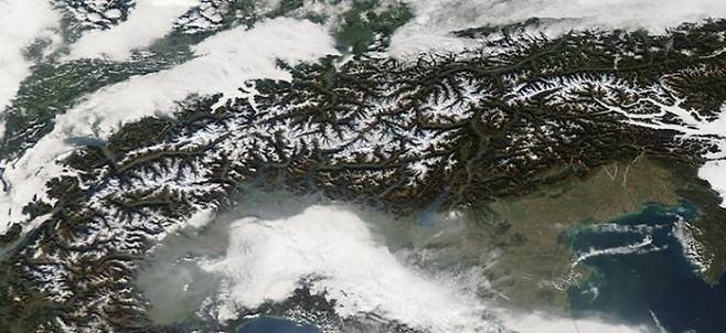 스위스 지역에 끼인 안개와 연무를 위성으로 촬영한 사진이다. 안개와 연무는 초미세먼지를 포획하는데, 이런 초미세먼지가 코로나19 감염률과 치명률을 높일 수 있다는 연구결과들이 쌓이고 있다. 미국항공우주국(NASA) 제공