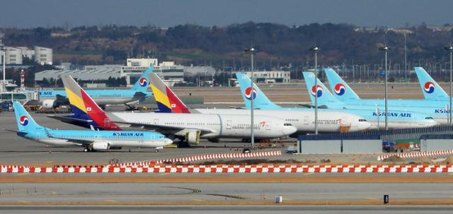 25일 인천국제공항의 아시아나항공과 대한항공 항공기. 뉴스1