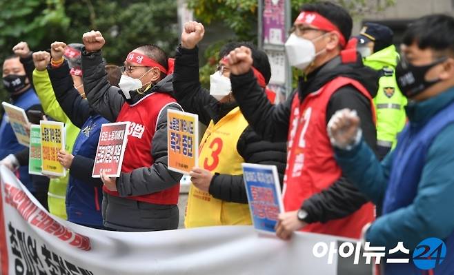 전국민주노동조합총연맹(민주노총)이 25일 오후 서울 여의도  더불어민주당 서울시당 앞에서 '노동개악 저지! 전태일 3법 쟁취! 민주초총 총파업 총력투쟁 전국동시다발대회'를 진행하고 있다.