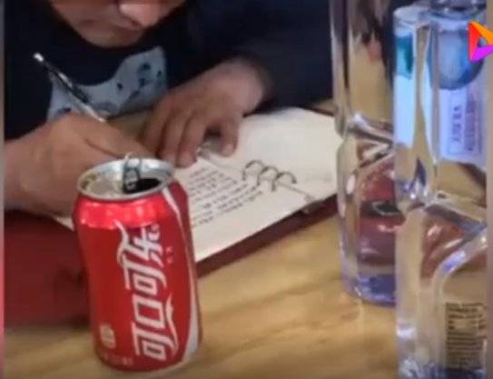 3년간 재소중에도 스마트폰으로 외부 여성과 연락을 주고 받으며 돈을 뜯어낸 남성의 사연이 중국에서 알려져 분노를 사고 있다. 사진은 모든 사실이 들통난 후 자필 자백서를 작성하고 있는 뤄의 모습. [환구망, 신징바오]