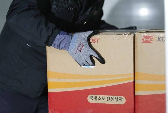 소포상자 구멍손잡이는 운반편의를 위해 만들었다. 뉴스1