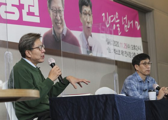 25일 부산 해운대구 벡스코 제1전시장에서 열린 시사 대담 '진영을 넘어 미래로!'에서 박형준 동아대 교수, 진중권 전 동양대 교수가 대담하고 있다. 연합뉴스