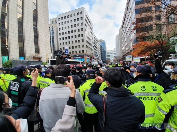 25일 오후 서울 여의도 더불어민주당 서울시당 앞에서 열린 '노동개악 저지! 전태일3법 쟁취! 민주노총 총파업 총력투쟁 전국동시다발대회에서 경찰이 집회 참가 인원 수를 통제하고 있다. 사진=김수현 한경닷컴 기자