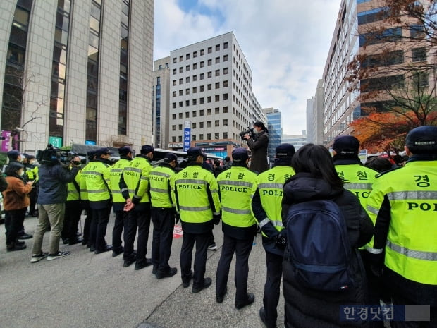 25일 오후 서울 여의도 더불어민주당 서울시당 앞에서 열린 '노동개악 저지! 전태일3법 쟁취! 민주노총 총파업 총력투쟁 전국동시다발대회에서 경찰이 집회 참가 인원 수를 통제하고 있다. 사진=김수현 한경닷컴 기자