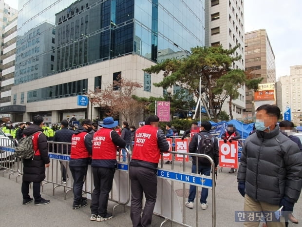 더불어민주당서울시당 옆 건물 앞까지 민주노총 노조원 30여명이 자리하면서 또 다른 경찰들과 대치하고 있는 모습. 사진=김수현 한경닷컴 기자