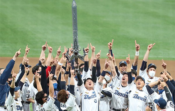 The KBO champion NC Dinos captain and catcher Yang Eui-ji hoists the "Execution Sword," a replica of the most powerful item of NCSoft`s mega hit game Lineage. The Dinos is owned by NCSoft. [Photo by Yonhap]