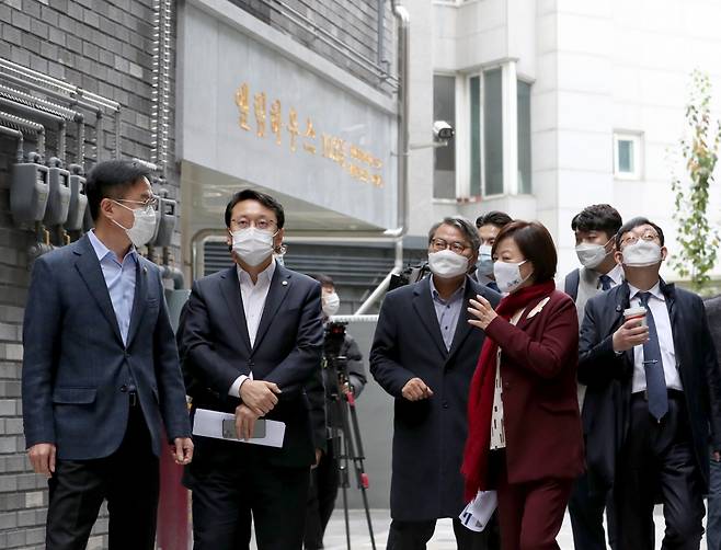 진선미 더불어민주당 미래주거추진단장과 천준호 부단장이 20일 오전 서울 동대문구에 위치한 LH주거복지사업 현장을 방문해 시설들을 둘러보고 있다. /사진제공=뉴스1