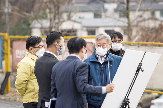 25일 오후 이재명 경기도지사가 개발로 인한 산림훼손 현장 확인을 위해 광주시 오포 실내 배드민턴 체육관을 방문 했다. / 사진제공=경기도