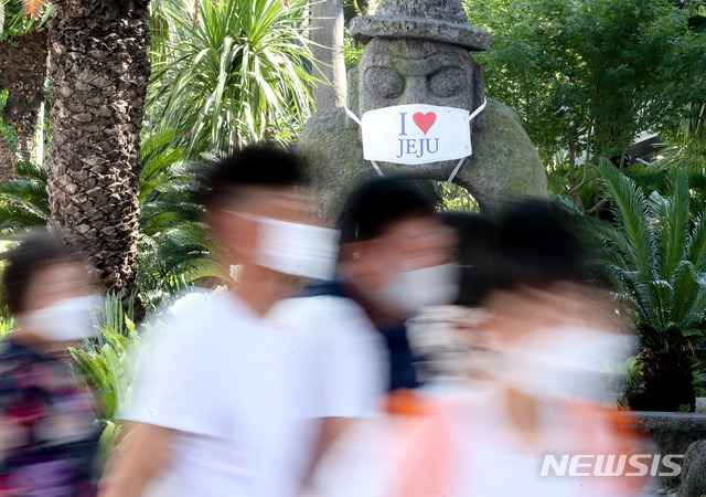 [제주=뉴시스] 제주공항에 도착한 관광객들.