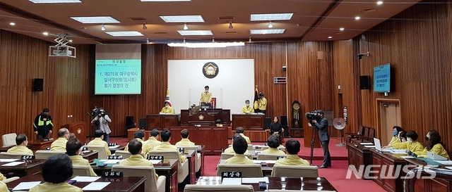 [대구=뉴시스]이지연 기자 = 대구 달서구의회가 18일 오전 제275회 임시회를 열고 최근 성희롱 의혹을 받고 있는 구의원 2명을 포함, 공직선거법 위반 혐의로 검찰에서 벌금형을 구형받은 구의원 3명 등 총 5명에 대한 윤리특별위원회 회부안을 의결했다. 2020.11.18. ljy@newsis.com