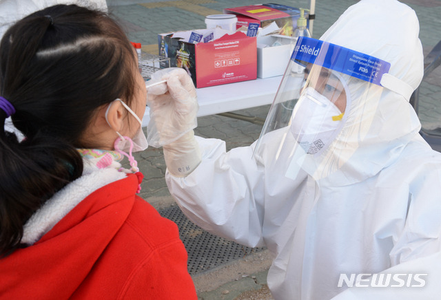 [울산=뉴시스] 배병수 기자 = 울산 중구 초등학교 학생이 아랑고고 장구대회 공연자로 참석 후 신종 코로나 바이러스 감염증(코로나19) 확진판정을 받은 25일 해당 초등학교 선별진료소에서 학생이 코로나19 검사를 받고 있다. 2020.11.25.  bbs@newsis.com