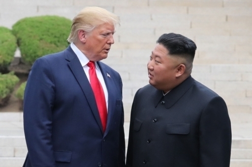 2019년 6월 판문점에서 ‘깜짝 만남’을 한 도널드 트럼프 미국 대통령(왼쪽)과 김정은 북한 국무위원장이 대화를 나누고 있는 모습. 연합뉴스
