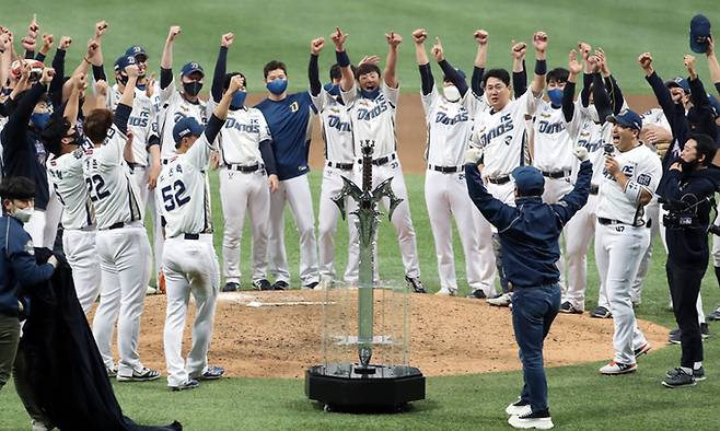 NC 선수들이 지난 24일 서울 고척스카이돔에서 열린 두산과의 한국시리즈 6차전에서 승리해 창단 첫 우승을 차지한 뒤 김택진 구단주(오른쪽 뒷모습)와 함께 ‘집행검 세리머니’를 하기 위해 마운드에 모여 환호하고 있다. 뉴스1
