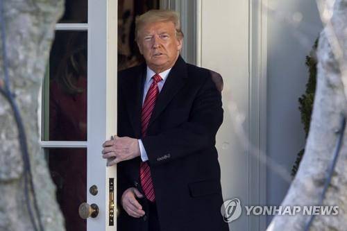 도널드 트럼프 미국 대통령이 지난 2월 14일(현지시간) 플로리다주 팜비치에 있는 자신 소유의 마러라고 리조트로 가기 위해 백악관 집무실에서 나오고 있다. [EPA=연합뉴스 자료사진]