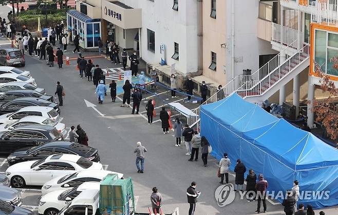 선별진료소 앞 대기 줄 (서울=연합뉴스) 이진욱 기자 = 최근 노량진 학원 집단감염 등 코로나19 확진환자가 증가하는 가운데 25일 동작구청 주차장에 설치된 선별진료소 앞에서 시민들이 검사를 기다리고 있다. 2020.11.25 cityboy@yna.co.kr