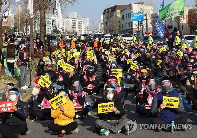 구호 외치는 민주노총 대전본부 (대전=연합뉴스) 김준범 기자 = 민주노총 대전본부가 25일 오후 대전시 중구 용두동 더불어민주당 대전시당 앞에서 '총파업 투쟁 결의대회'를 열고 있다. 민주노총은 이날 '노동법 개악 저지'와 '전태일 3법 입법'을 목표로 내걸고 총파업에 돌입했다. 2020.11.25 psykims@yna.co.kr